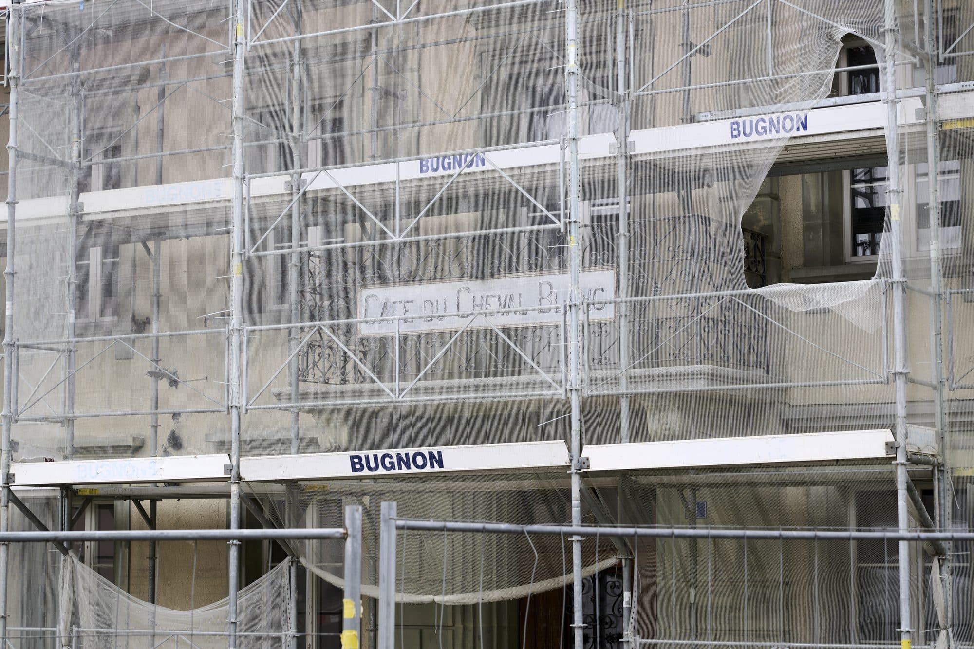 La façade de l'Auberge du Cheval Blanc sous échafaudage pendant les travaux de rénovation